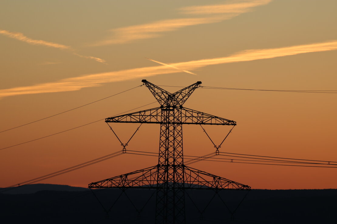 Umspannwerk an der Grenze zu landwirtschaftlichen Flächen